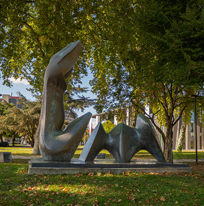 Two Pieces Reclining Figure Cut de Henry Moore (1981)