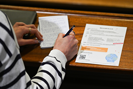 Personne prenant des notes sur la conférence l'économie du livre