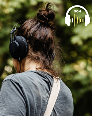 Personne faisant le parcours sonore géolocalisé
