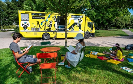 Personnes qui lisent au bibliobus