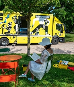 Personnes qui lisent au bibliobus