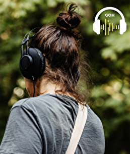 Personne faisant le parcours sonore géolocalisé